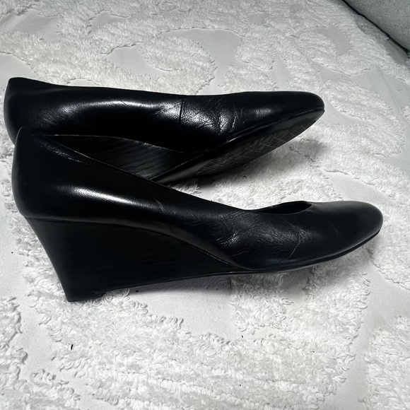 Calvin Klein Black 2.5 inch wedge comfort pumps size 11 - Picture 3 of 3
